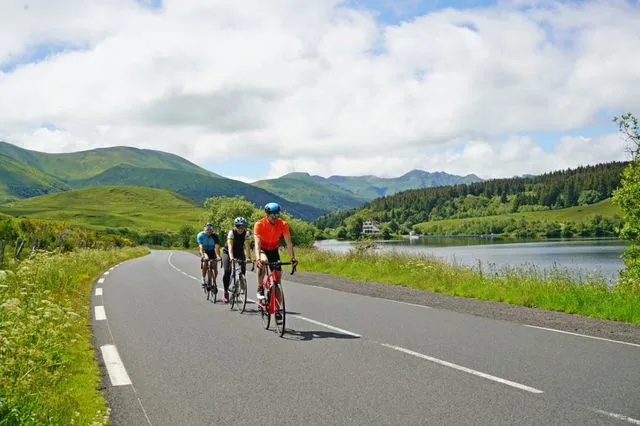 Des cyclistes sur une route d'Auvergne