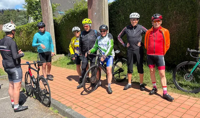 Les cyclistes de Cyclobelbeuf en attente du départ d'une sortie
