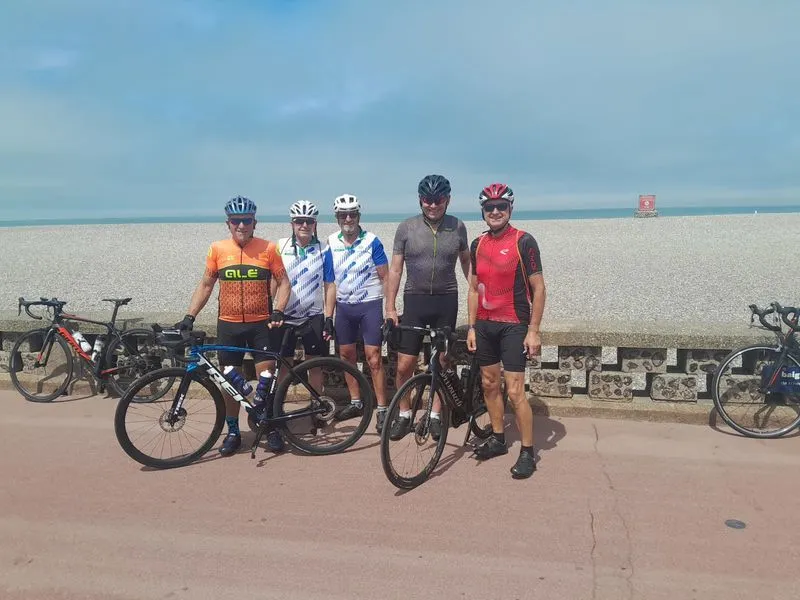 Cyclistes de Cyclobelbeuf devant la plge de Dieppe 